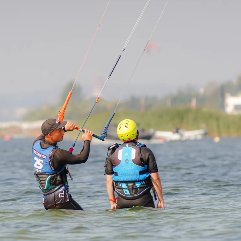 Lekcje kitesurfingu dla dorosłych na Helu w Chałupach, szkoła wingfoil Funsurf