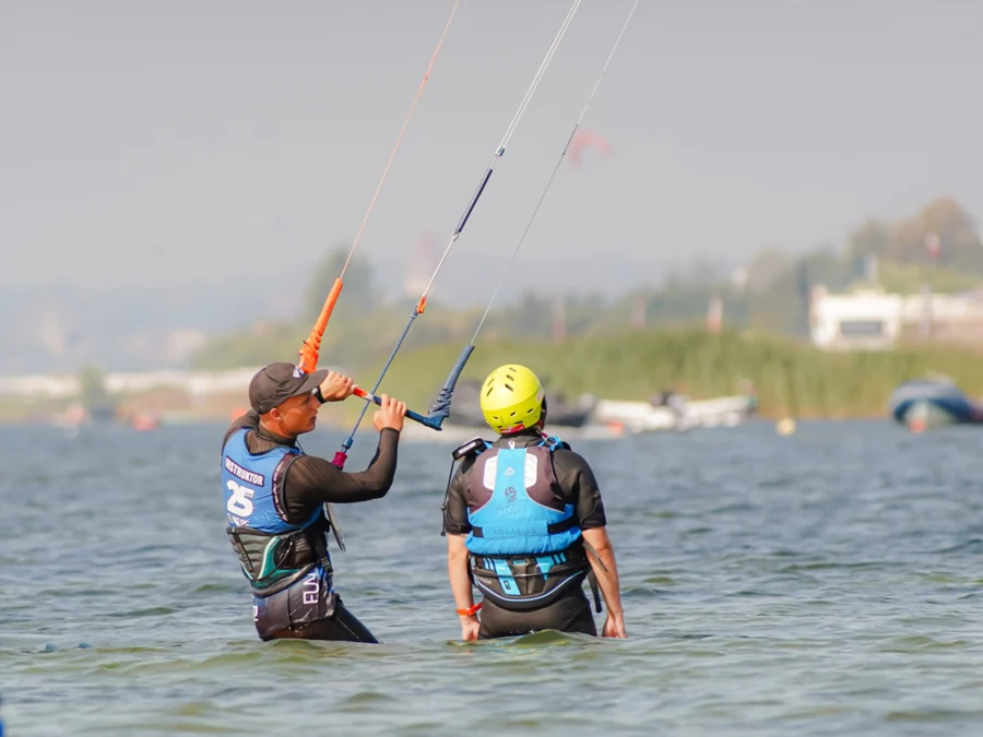 Lekcje kitesurfingu dla dorosłych na Helu w Chałupach, szkoła wingfoil Funsurf