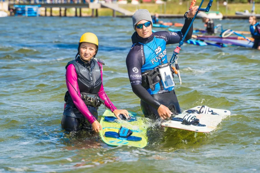 Lekcje kitesurfingu dla młodzieży na Helu w Chałupach, szkoła wingfoil Funsurf