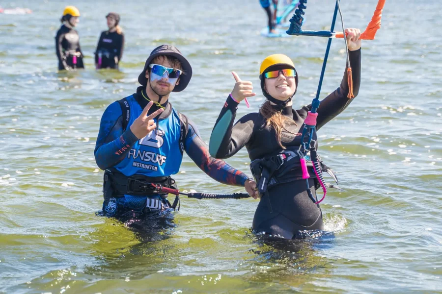Lekcje kitesurfingu dla młodzieży na Helu w Chałupach, szkoła wingfoil Funsurf