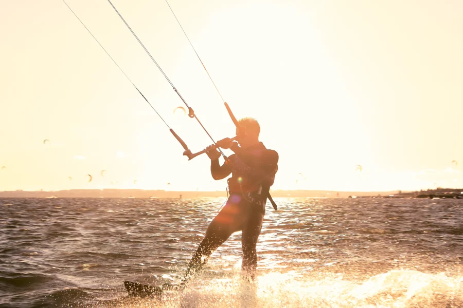 Lekcje kitesurfingu dla dorosłych na Helu w Chałupach, szkoła wingfoil Funsurf